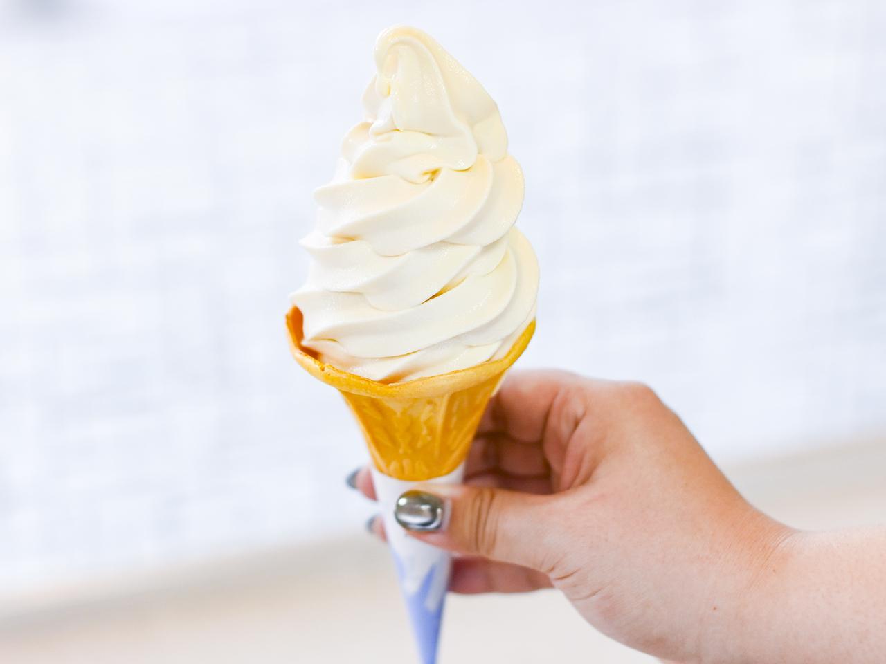 画像: 湾岸幕張PA（上り）で、2026年から発売された「千葉県産 梨ミルクソフト」（500円）。