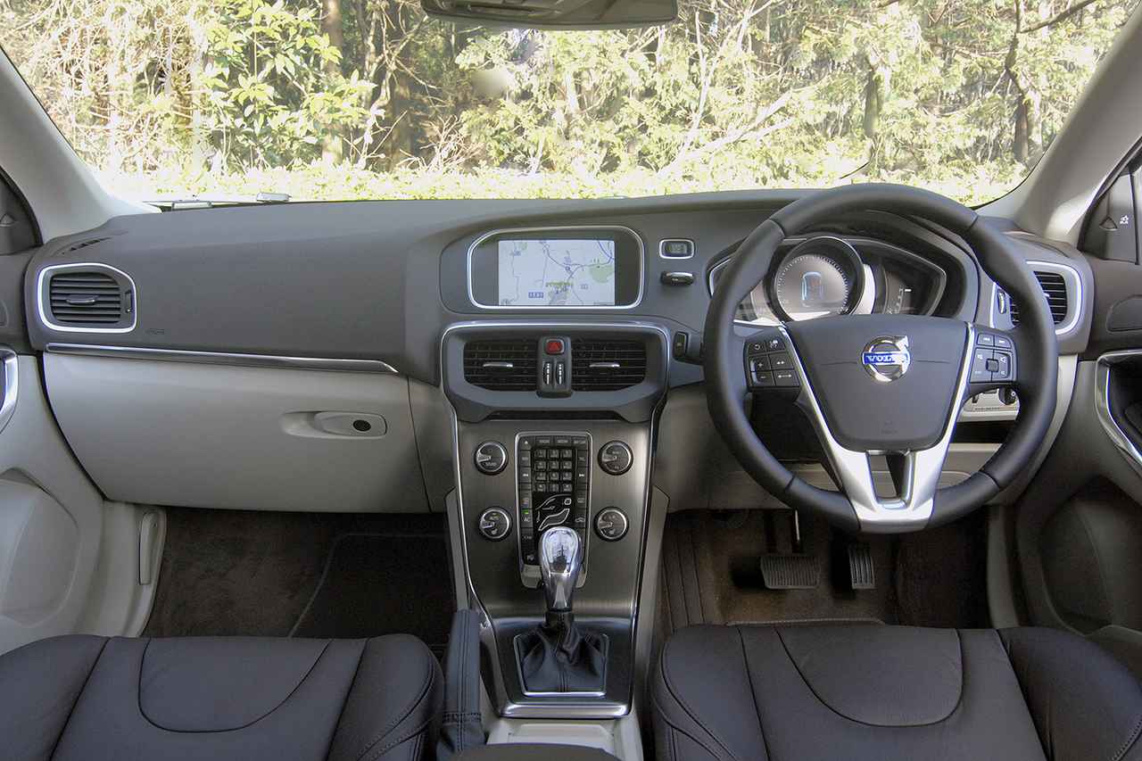 画像: 最近のボルボ車に採用されている、独特のセンタースタックに配されたスイッチ類は操作しやすい。カーナビはオプション。