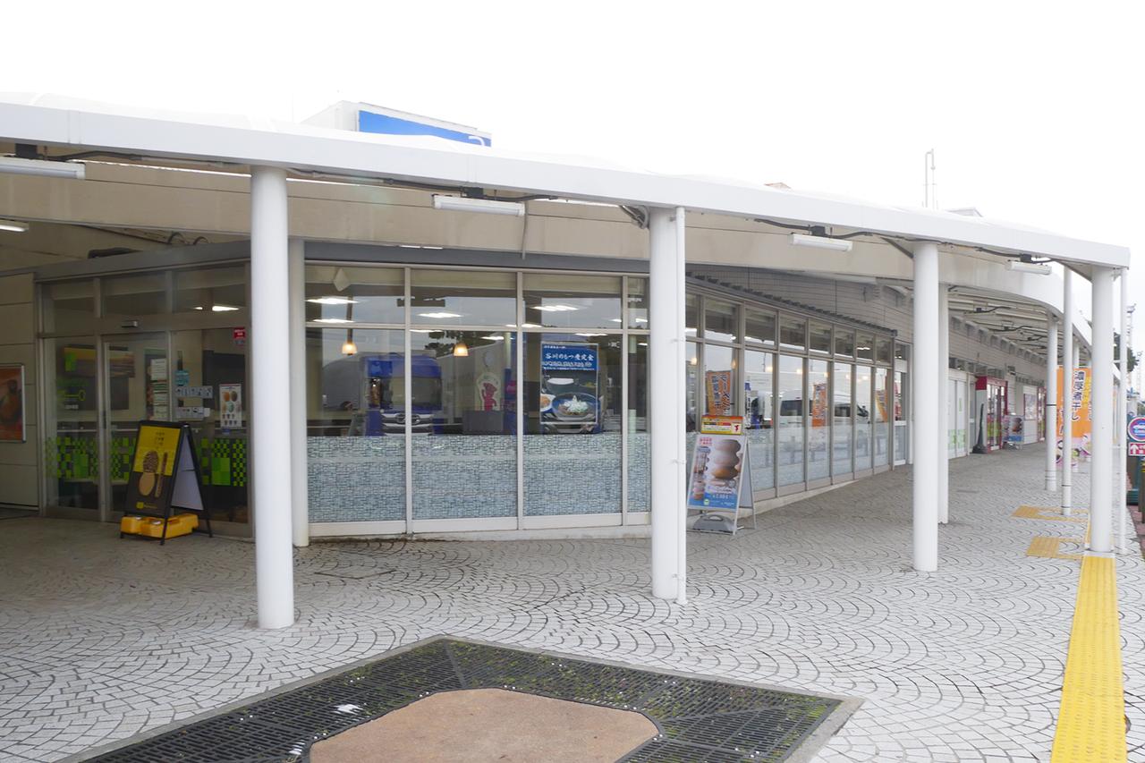 画像: ビジネスユースを重視するSA／PAのブランド「YASMOCCA（ヤスモッカ）」の看板を掲げている、湾岸幕張PA（上り）。