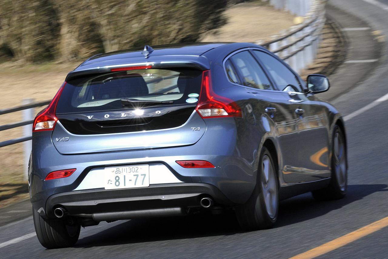 画像: ダイナミックシャシの採用で乗り味はかなり引き締まっているが、不快な硬さではなくスポーティといった感じだ。