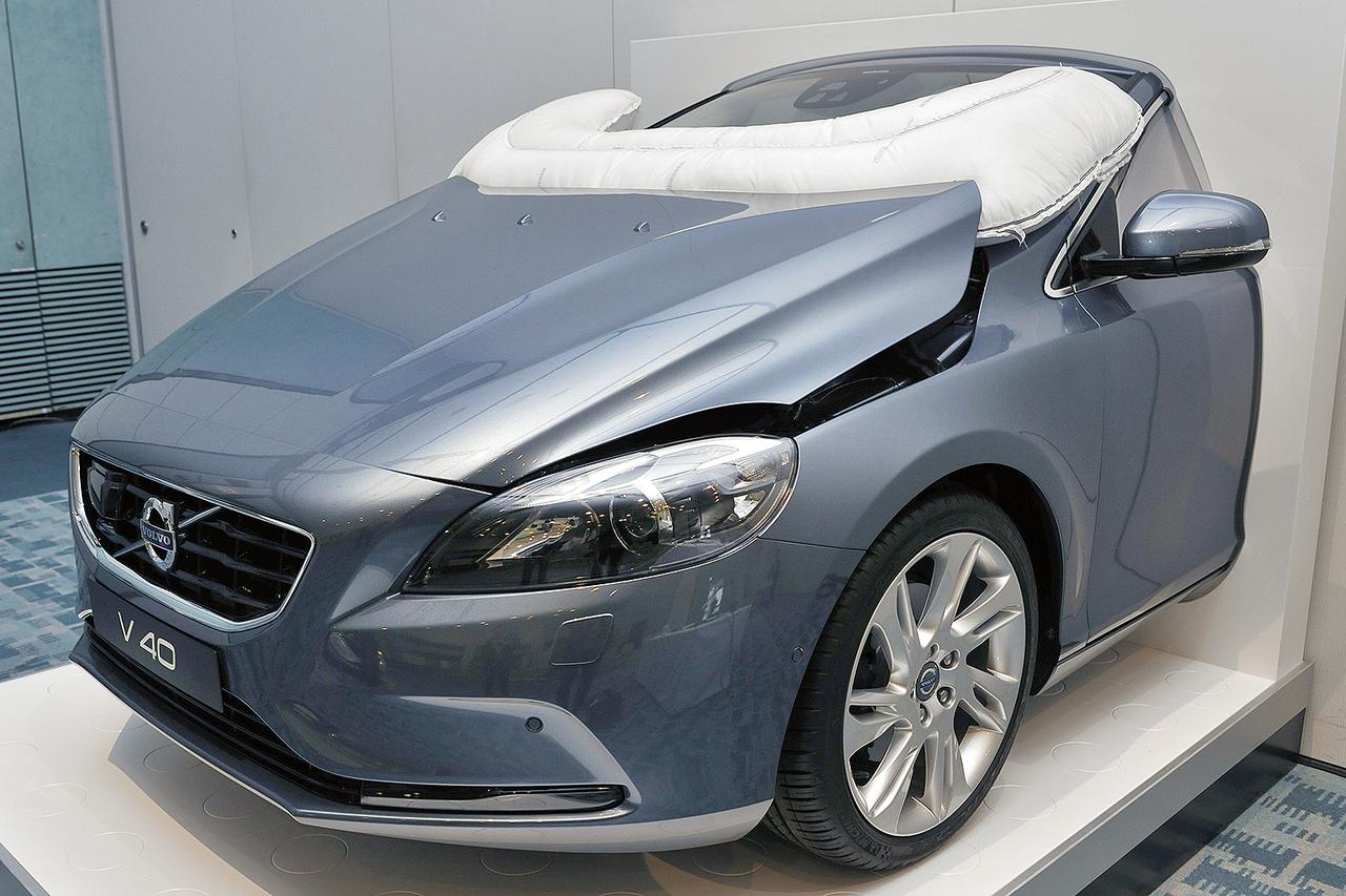 画像: 万一の時、ワイパーやAピラーに歩行者の頭がぶつからないようにする歩行者エアバッグの模型も試乗会場に展示された。