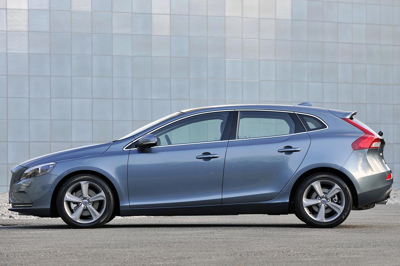 画像: クーペのC30と先代のV40を統合し、プレミアム ハッチバックとして登場した2代目V40。全長はメルセデスAクラスより80mmほど長いが、全幅と全高はほぼ同じ。