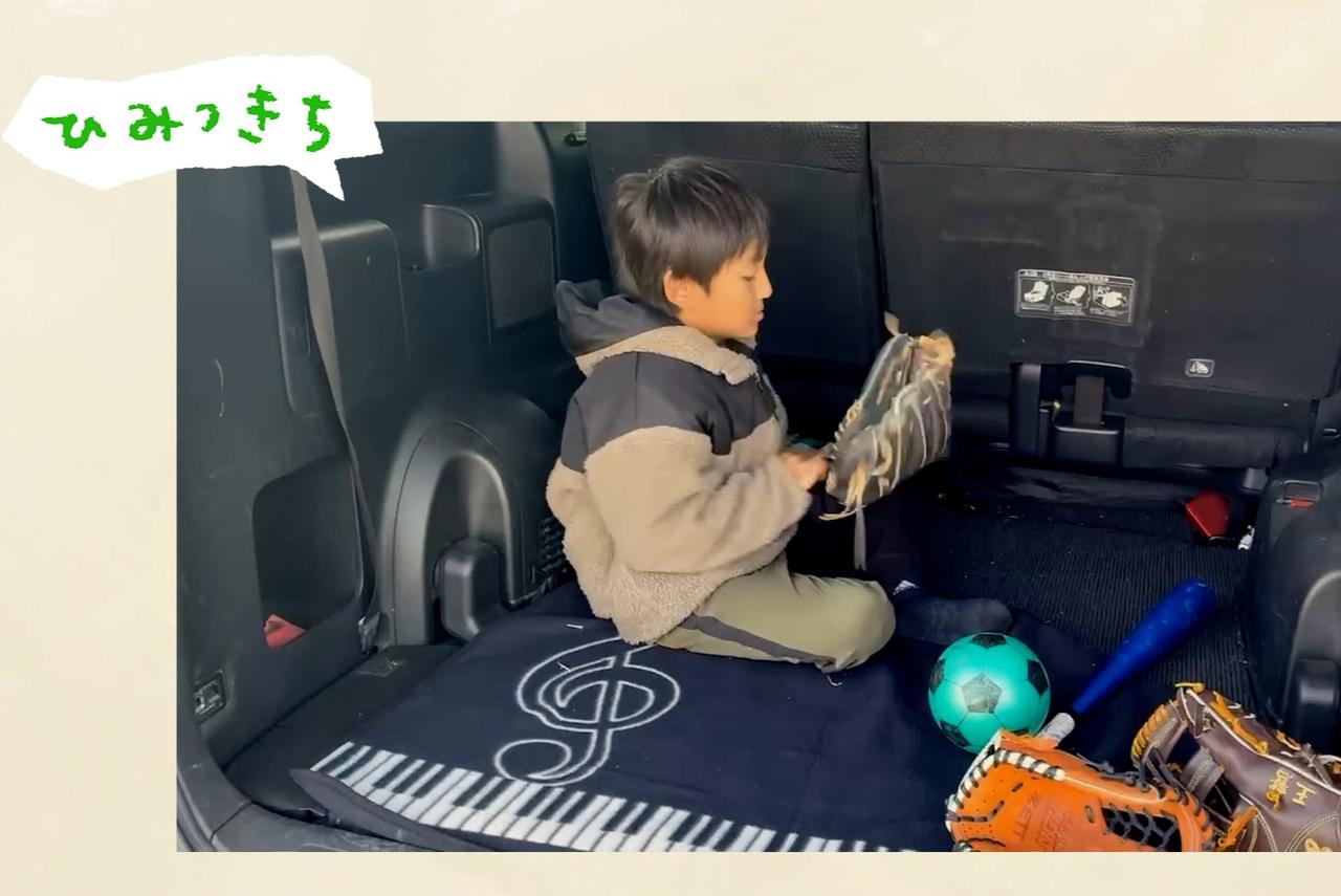 画像: 荷室スペースを遊び場のように使う子ども。大きな荷室は荷物だけでなく、家族の自由な使い方を受けとめる。