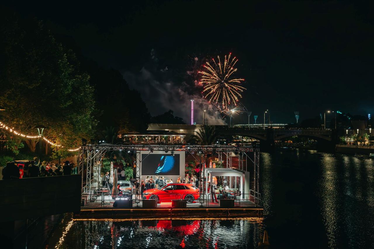 画像: オーストラリアGPでは、 メルボルン中心部に浮かぶチームハブ「AFLOAT bar」が、チームの一般向け拠点として開放された。まさにチームとファンを結ぶユニークなハブとしてレース期間中は、新型のアウディRS5も展示していた。