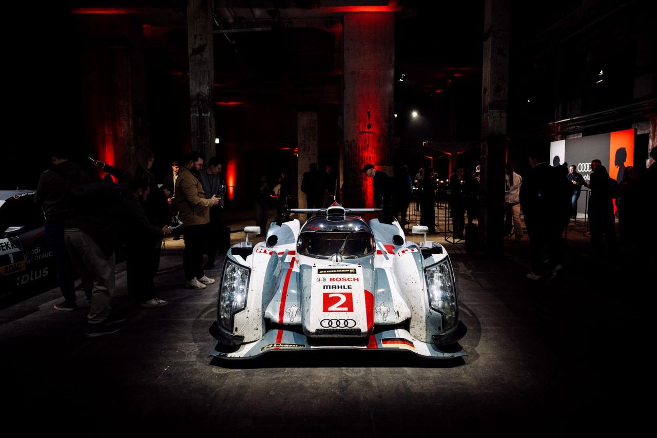 画像: F1チームのワールドプレミアム時には、R18 e-tron quattro（2012年のル・マン24時間で2位に入賞した2号車）も展示された。
