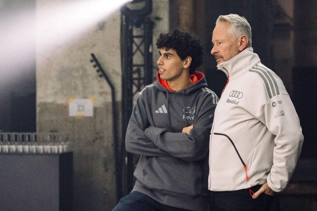 画像: チームプリンシパル兼マネジメントスポークパーソンを担うジョナサン・ウィートリー氏（右）と、ガブリエル・ボルトレート選手。ウィートリー氏はレッドブル時代、ピットワークのF1史上最速ギネス記録樹立（2019年当時で1.88秒！）に貢献するなど、「チームを創る」技術に長けた人物として知られる。ルーキーであるガブリエルが彼のもとで、どう成長していくのかというあたりも、シーズンを通しての見どころだ。