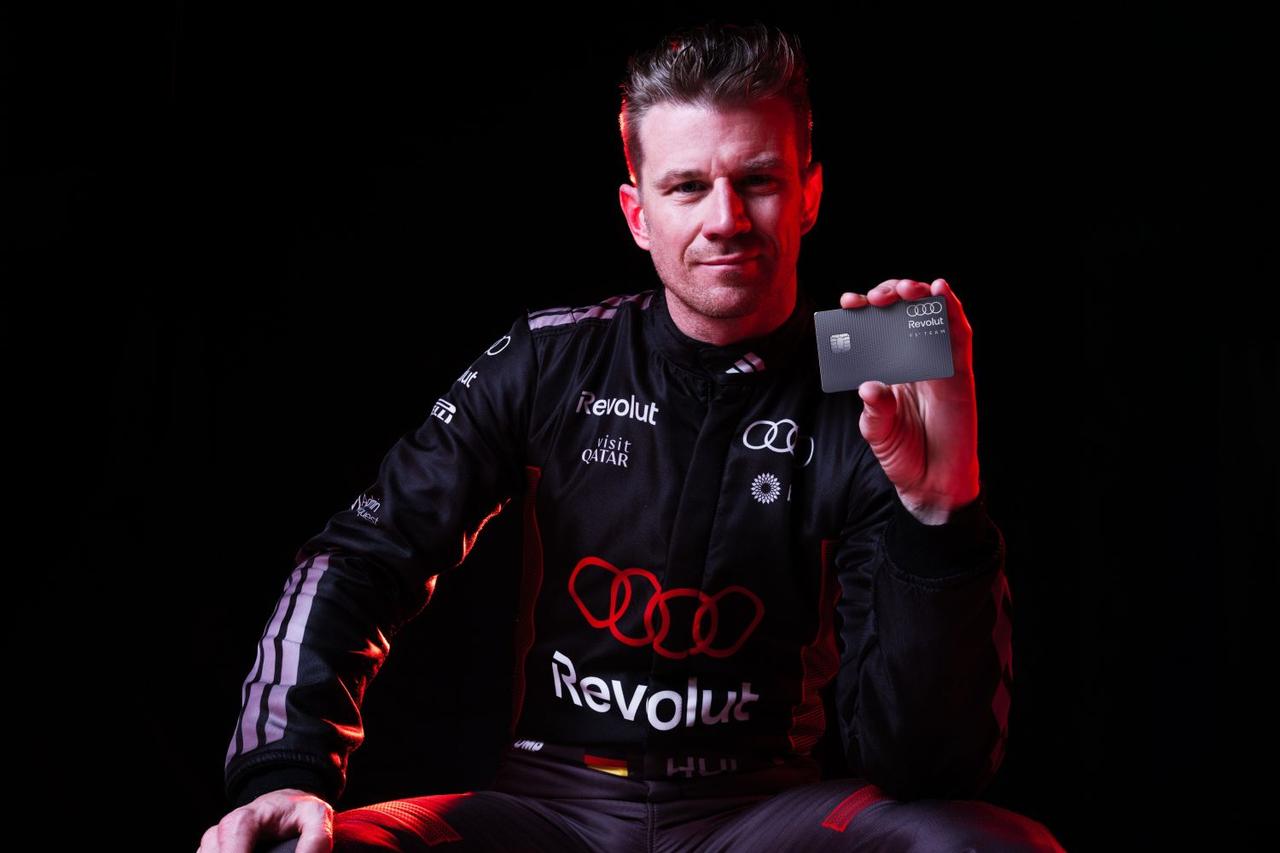 画像: 豊富なレース経験を持つニコ・ヒュルケンベルグ選手は、車両開発だけでなくチーム構築に関しても重要な役割が期待される。手に持っているのは、タイトルパートナーとなったグローバル金融テクノロジー企業「Revolut（レボリュート）」が発行する、アウディ・レボリュートのオフィシャルカード（限定デザイン）だが、チタニウムカラーがカッコよし。