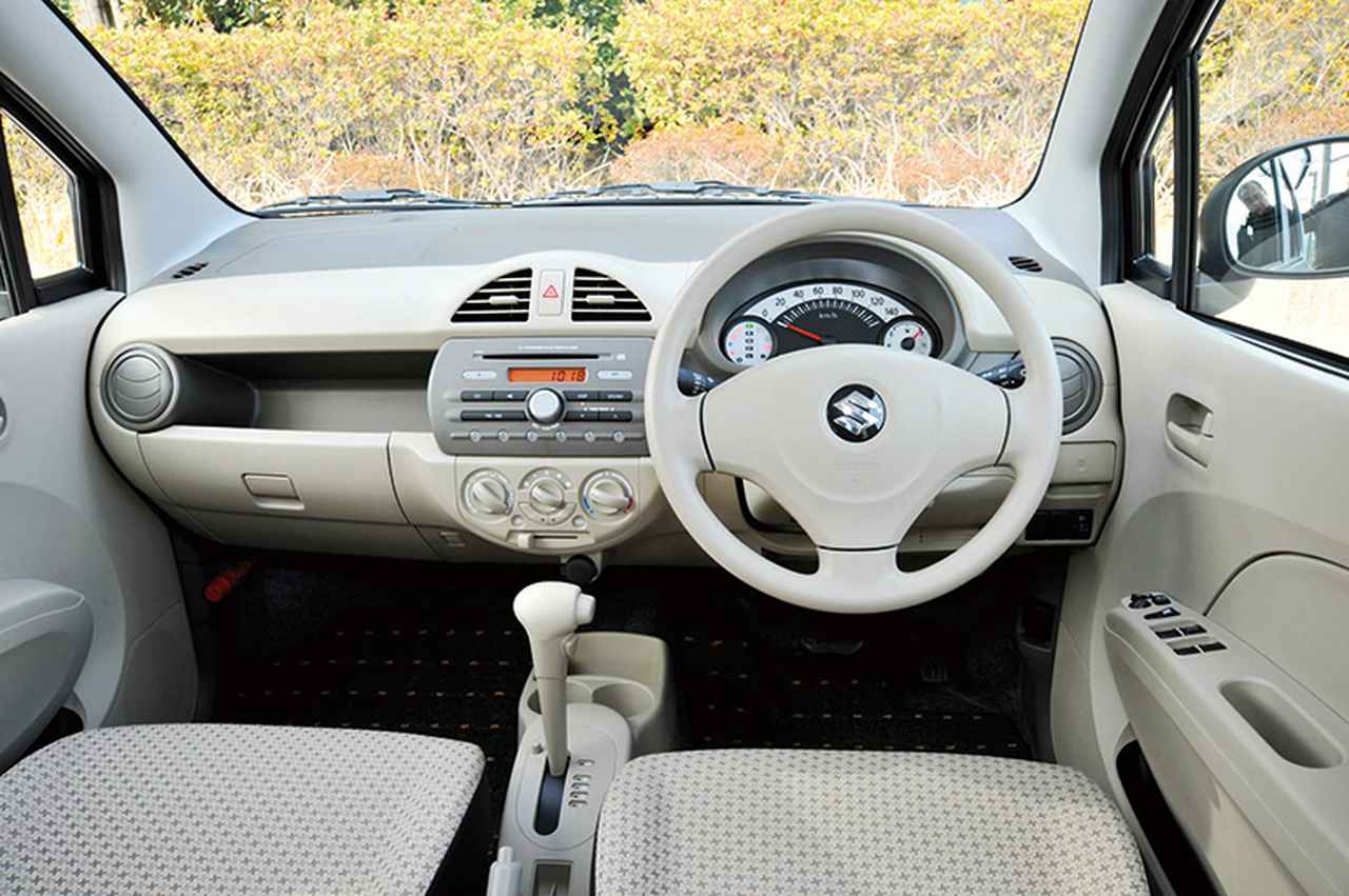 画像: アイドリングストップは自然な印象。減速時に車速が9km／h以下になるとエンジンが停止する。機能のオフも可能。