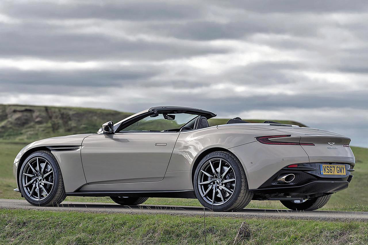 画像: ファブリックの電動開閉ソフトトップを備えたオープンモデルのDB11ヴォランテは、V8ツインターボのみを搭載する。