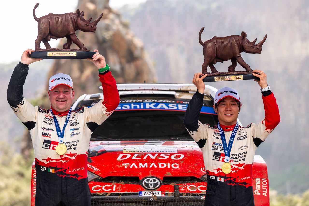 画像: 優勝した勝田貴元（右）とコドライバーのアーロン・ジョンストン。2025年には最終ステージでロールオーバーしていたが、今年はその因縁のステージで優勝を決めた。