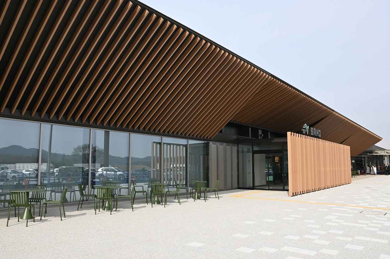 画像: 著名な建築家、隈研吾氏が内外装を手掛けた佐野SA（上り）。