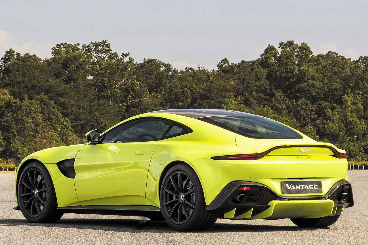 画像: リアエンドいっぱいに展開するLEDのリアコンビランプも特徴的。バンパー下はディフューザー形状になっている。