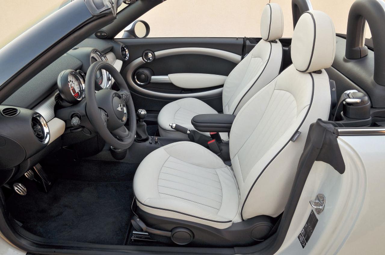 画像: コンバーチブルとのもっとも大きな違いは2シーターと割り切ったこと。これにより、開放感と適度なタイト感を演出。