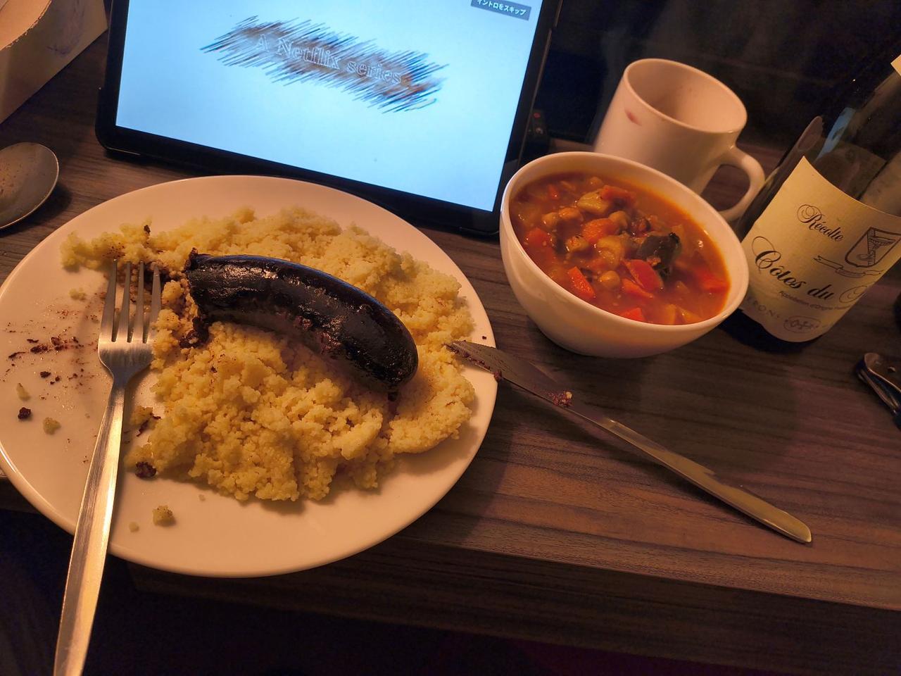 画像: ヴァランス初日の晩餐。トッピングは違うけれど毎晩、ホテルの部屋でクスクスを食べていた。ちなみにヴァランスはボルドーに次ぐぶどうの生産量を誇るRHONE VALLEY地方にあることから、スーパーマーケットでも「COTES DU RHONE」というAOC（原産地統制呼称）を冠したワインが格安で並んでいる。これがめっぽう美味で…すっかりファンになってしまった。