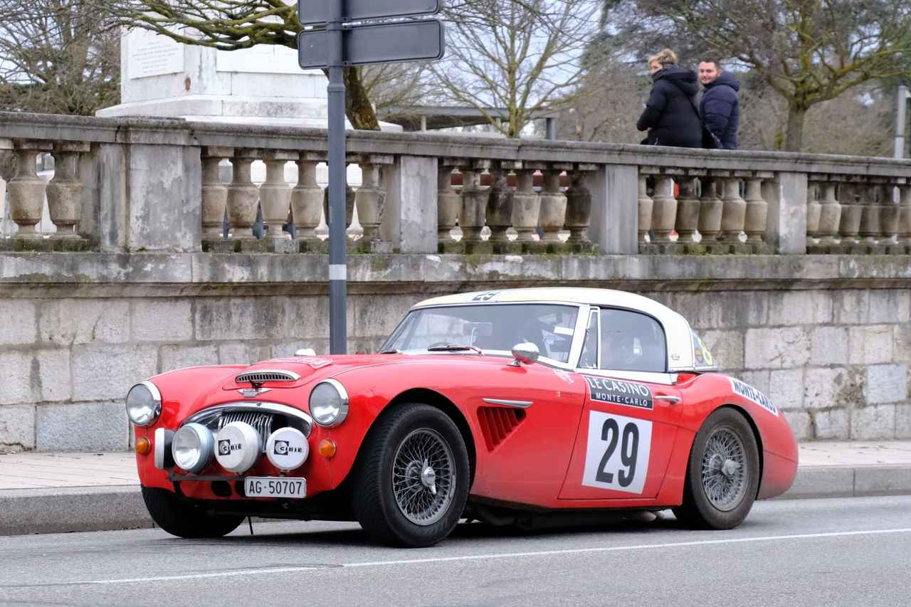 画像: 1964年型オースチン・ヒーレー 3000 マークⅢ。リアフェンダー上には出発地の「MONTE-CARLO」ステッカーが貼られている。