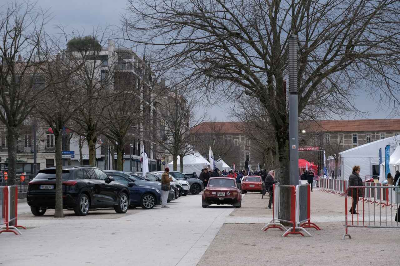 画像: ぽつりぽつりと集まり始めた参加車と、観客。まだこの頃は静かなもので、特別な雰囲気はあまり感じられなかった。