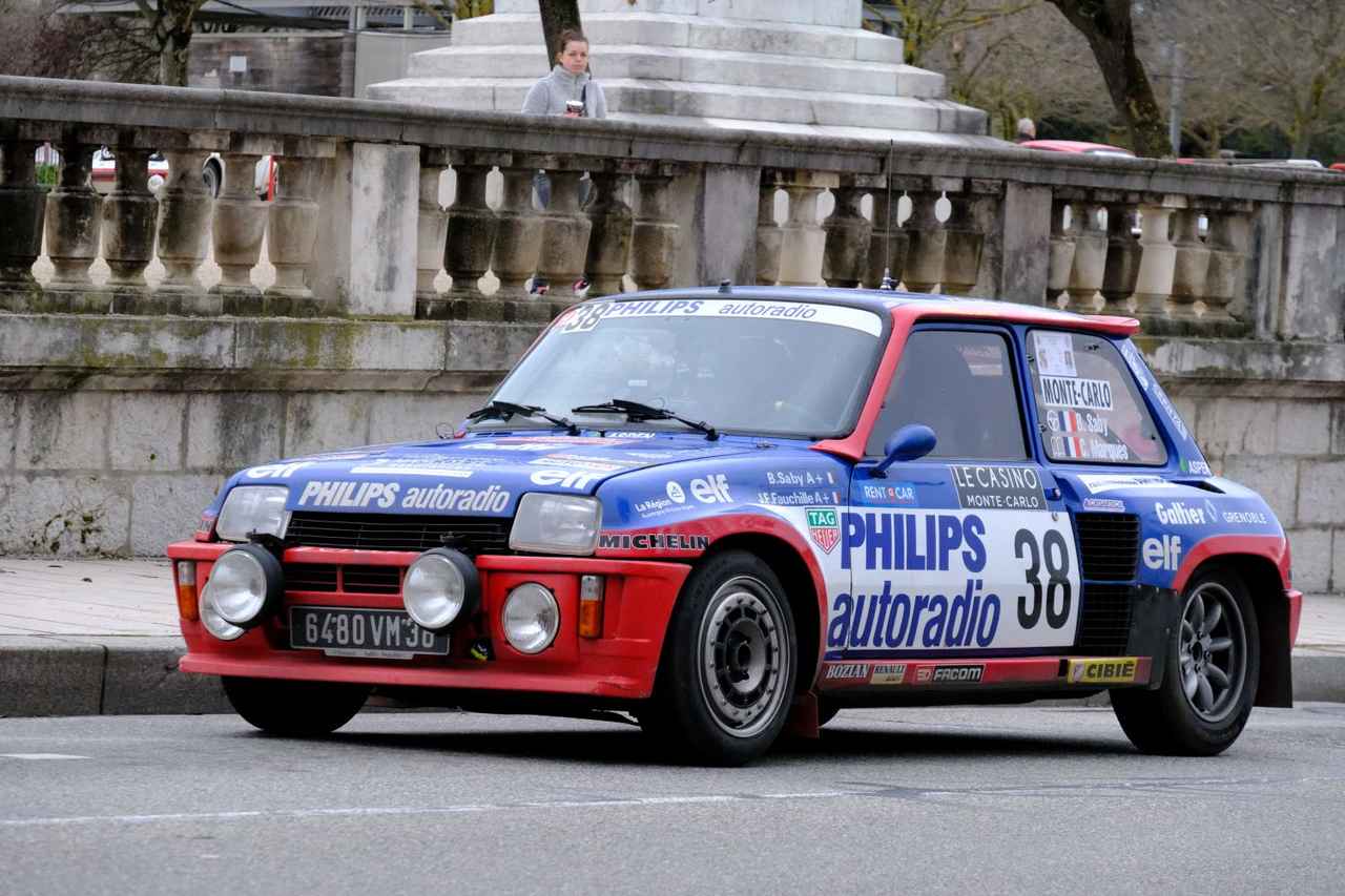 画像: 1980年型のルノー 5 ターボ Ⅱ。フランスでの開催だが、フランス車の割合は意外に低め。ポルシェをはじめ、ドイツ勢が多い印象だった。