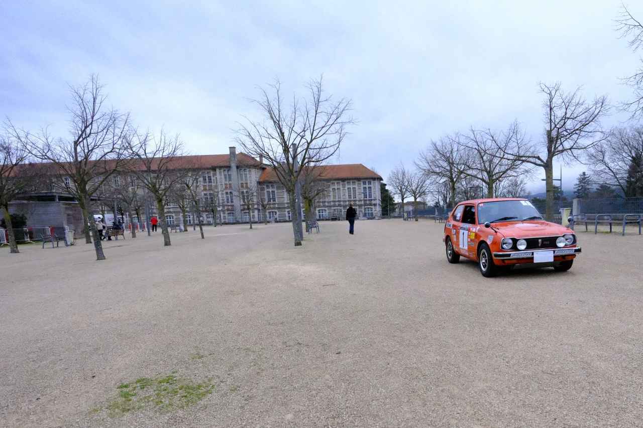 画像: ラリー車が集まってきても、Champ de Marsののんびりとした雰囲気はまったく変わらない。