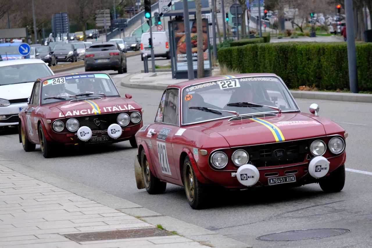 画像: ラリーの装いが似合うランチア フルビアが2台揃ってやってきた。手前がクーペ1.3（1967年型）、奥がHF 1.6（1969年型）。やっぱりカッコいい！ランチアの参加台数も多め。