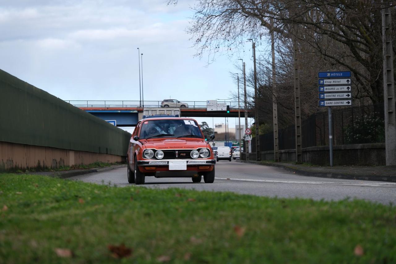 画像: ローヌ川沿いの遊歩道で、SRに向かうシビックRSを待ち構えてみた。こういう瞬間が、ラリー観戦の醍醐味だけど、正面から見ていると普通に街を走る旧車に見える。