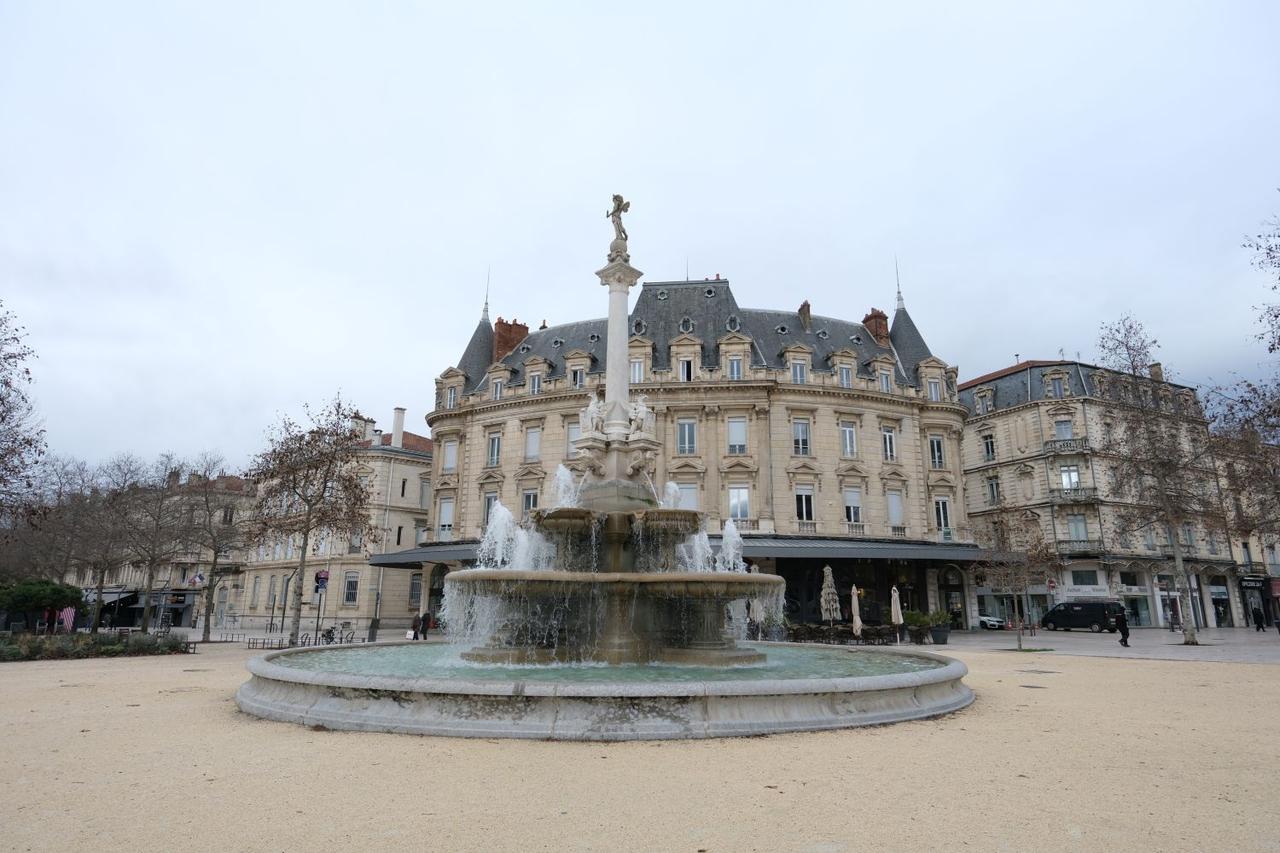 画像: ヴァランス中心部の噴水広場。街の歴史は古代ローマ時代に遡るという。ミシュランの三ッ星レストランなど、美食の街としても有名らしい。