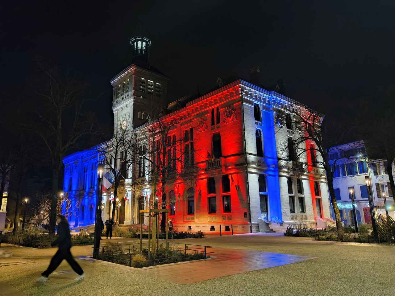 画像: ヴァランスの市庁舎がライトアップされていた。1894年の建築だという。フランスではこういう街並みが日常なのだが、日本人からするとホテルを出た瞬間に異世界に転生したような気分になれる。