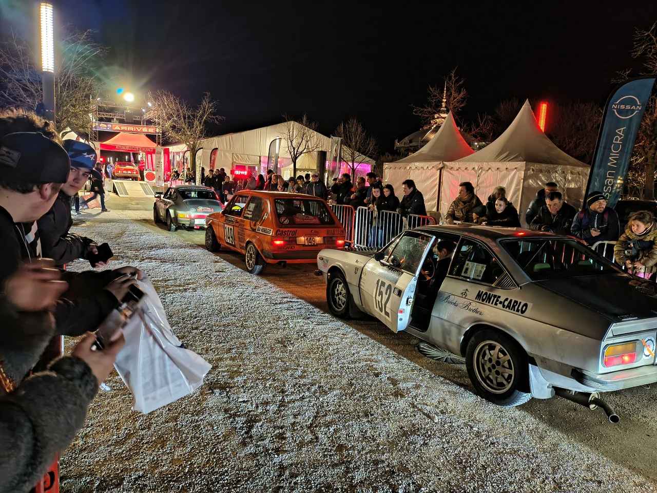 画像: 日が暮れ始めると観客が増えてくる。街のお祭り状態で、誰もがのんびりただただクルマを眺める。モータースポーツの原点は意外に、こんなのどかな風景の中にあるのかもしれない。