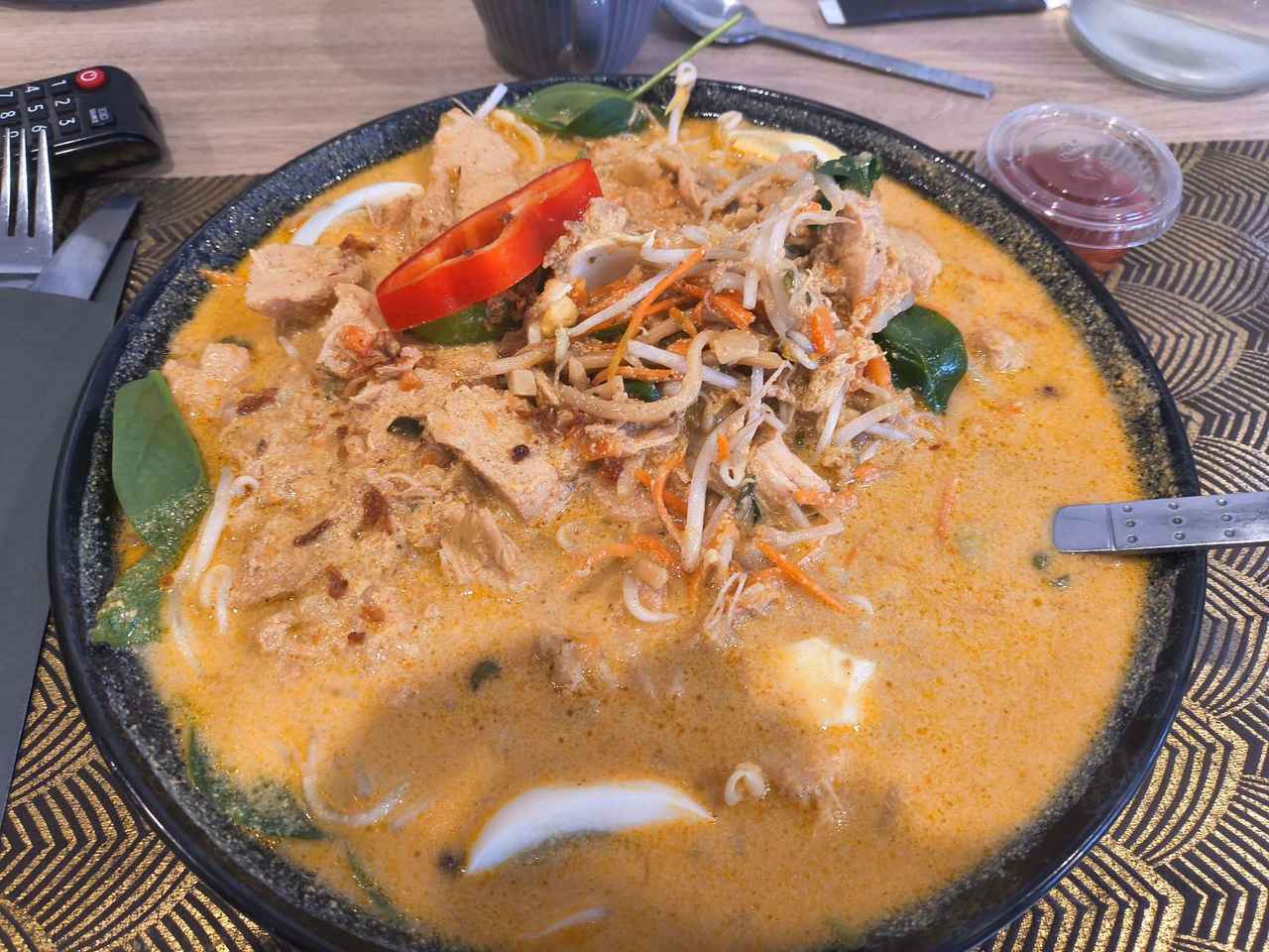 画像: インドネシア料理店で「ラクサ」を頼んでみた。会社の近くに美味しい「チキンラクサ」を食べさせてくれるお店があるので、そうとう期待して注文したのだが、やっぱり別モノだった。馬鹿げたボリュームも含めて「フランスあるある」。