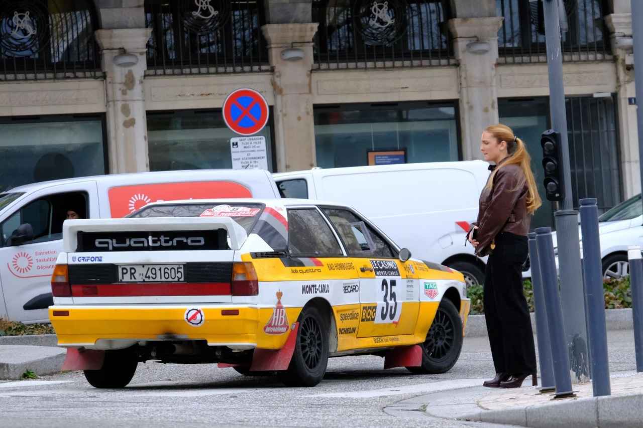 画像: 1981年型アウディ クワトロ。伝説的なラリーの申し子が目の前を通り過ぎても、興味のない人はしっかりスルー。