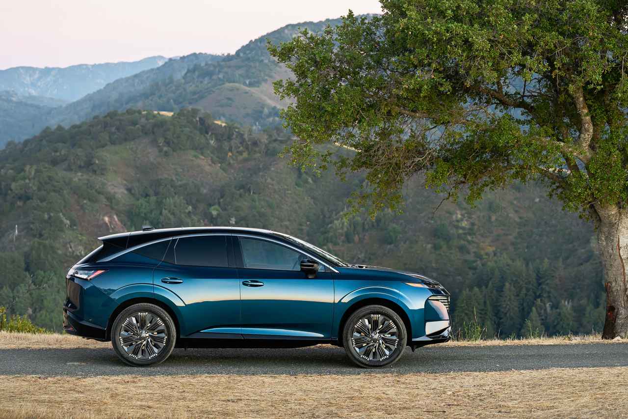 画像: 伸びやかなプロポーションが際立つサイドビュー。上質SUVらしい余裕を感じさせる。