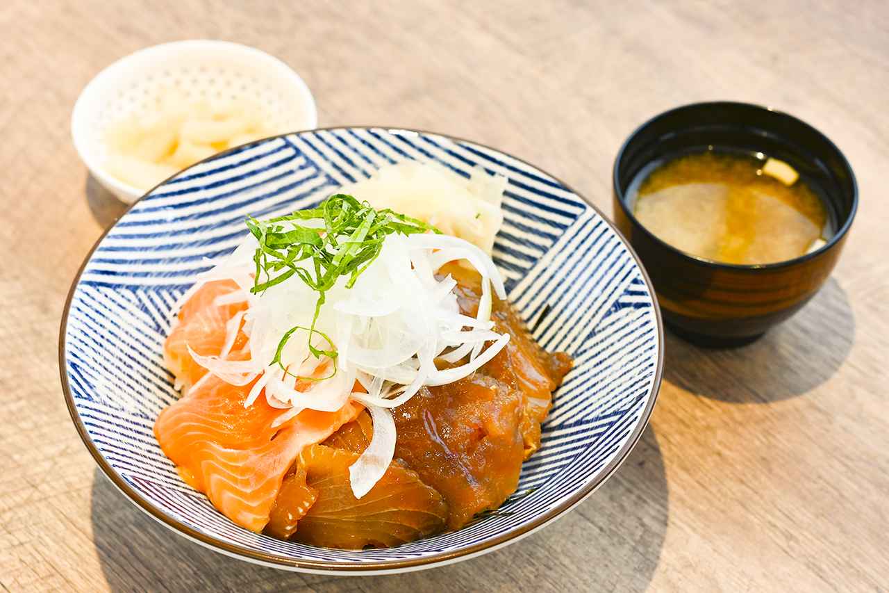画像: フードコート内「くろはかま亭」の「ヤシオマスと漬けマグロ丼」（1600円）。栃木産のヤシオマスの刺身と、漬けマグロの2つを載せたドンブリだ。