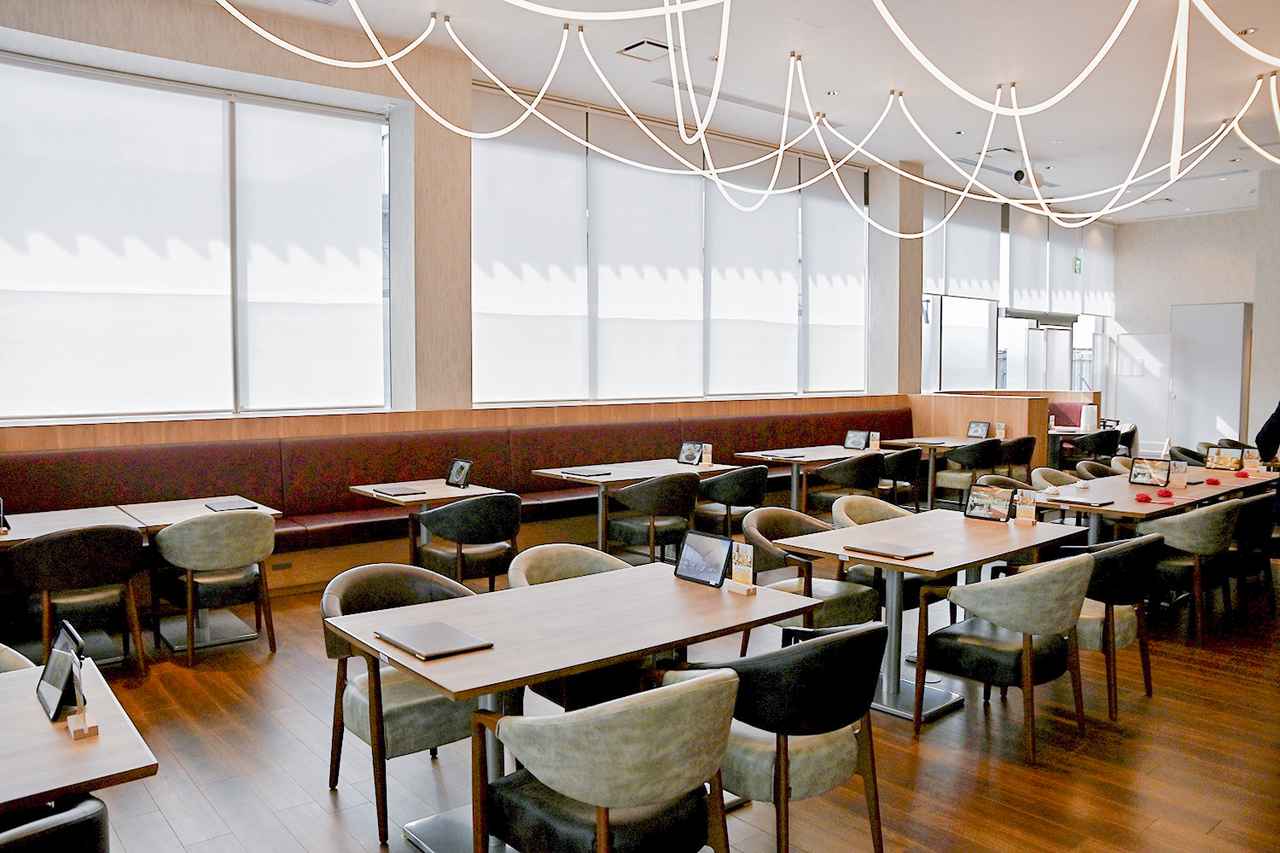画像: フードコートとは低い仕切りで隣接するレストラン「SANO SKY DINER」。光の道をイメージした照明が特徴だ。