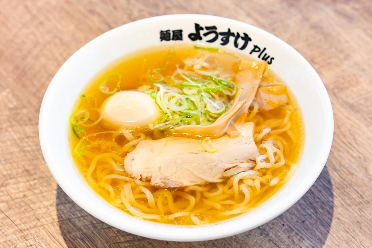画像: フードコート内「麺屋 ようすけ plus」の「煮たまごラーメン」（1050円）。佐野市内でも大人気の行列のできる店。佐野ラーメンらしい、ちぢれ麺としょう油スープが特徴的。