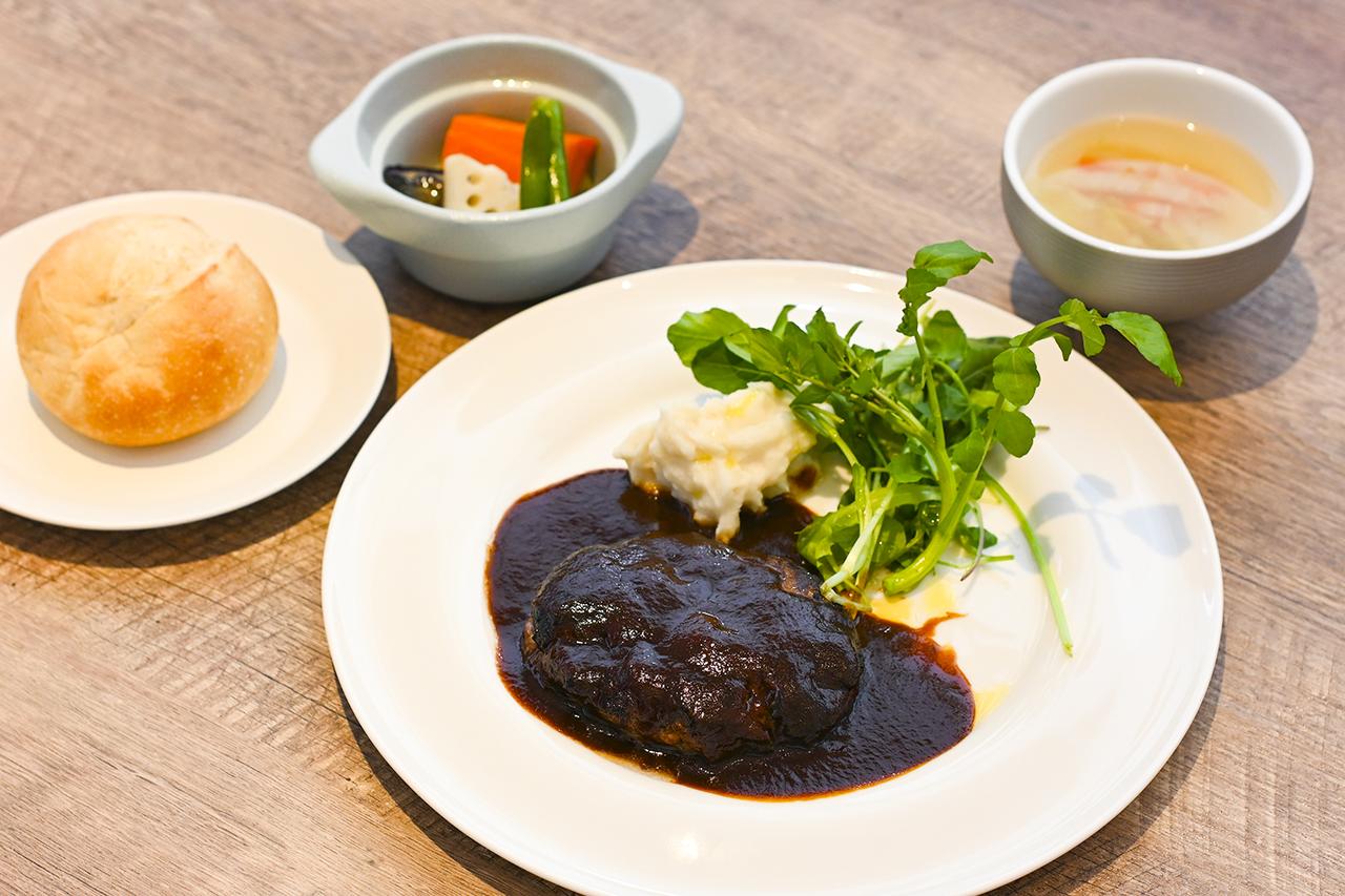 画像: レストラン「SANO SKY DINER」の「足利マール牛100％ハンバーグ デミグラスソース」（1680円）。牛肉と卵、タマネギだけを使ったハンバーグの肉の味と、オリジナルのソースによるおいしさは、まさに絶品！