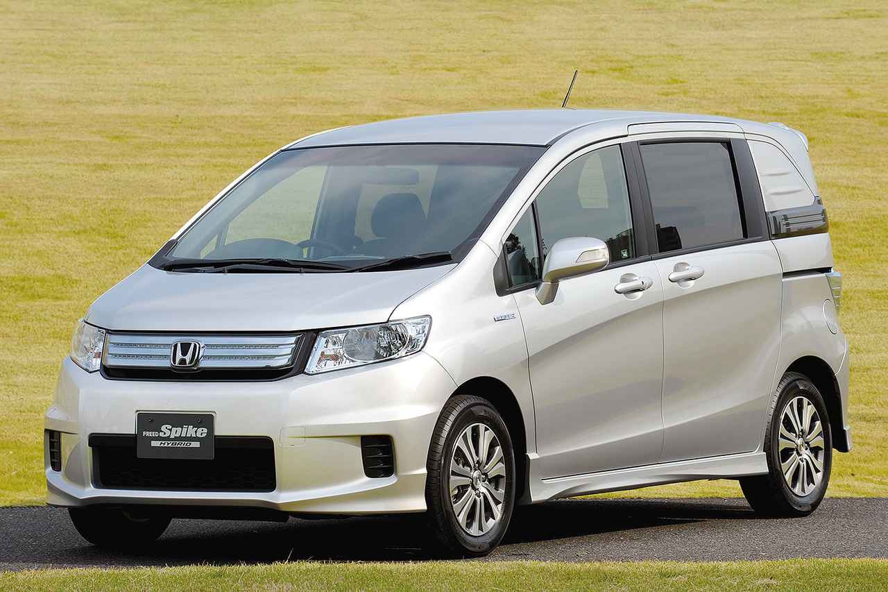 画像: ガンメタリックのフロントグリルやワイドなロアバンパーなど、見た目はエンジン車のフリードスパイクと基本的に変わらない。