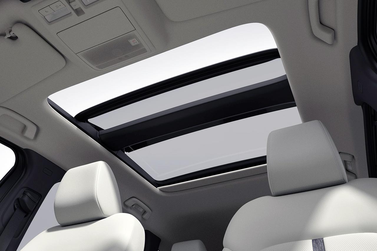 画像: メーカーオプションでは、パノラマサンルーフの人気が高い。