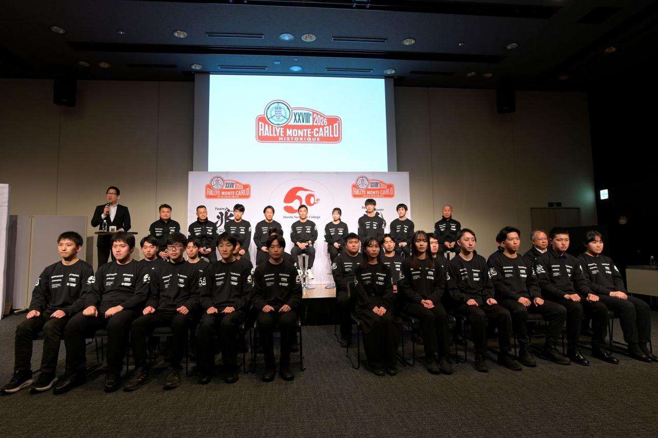 画像: 「チーム兆」がステージに集合。有志がメンバーとして結集、およそ1年にわたる長い闘いが始まったという。後列向かって左端に座っているのが今回のプロジェクト責任者であるホンダ学園 中野先生だが、自身も学園の卒業生であり、かつてF1の最前線でチーフメカニックを務めたエンジニアだ。