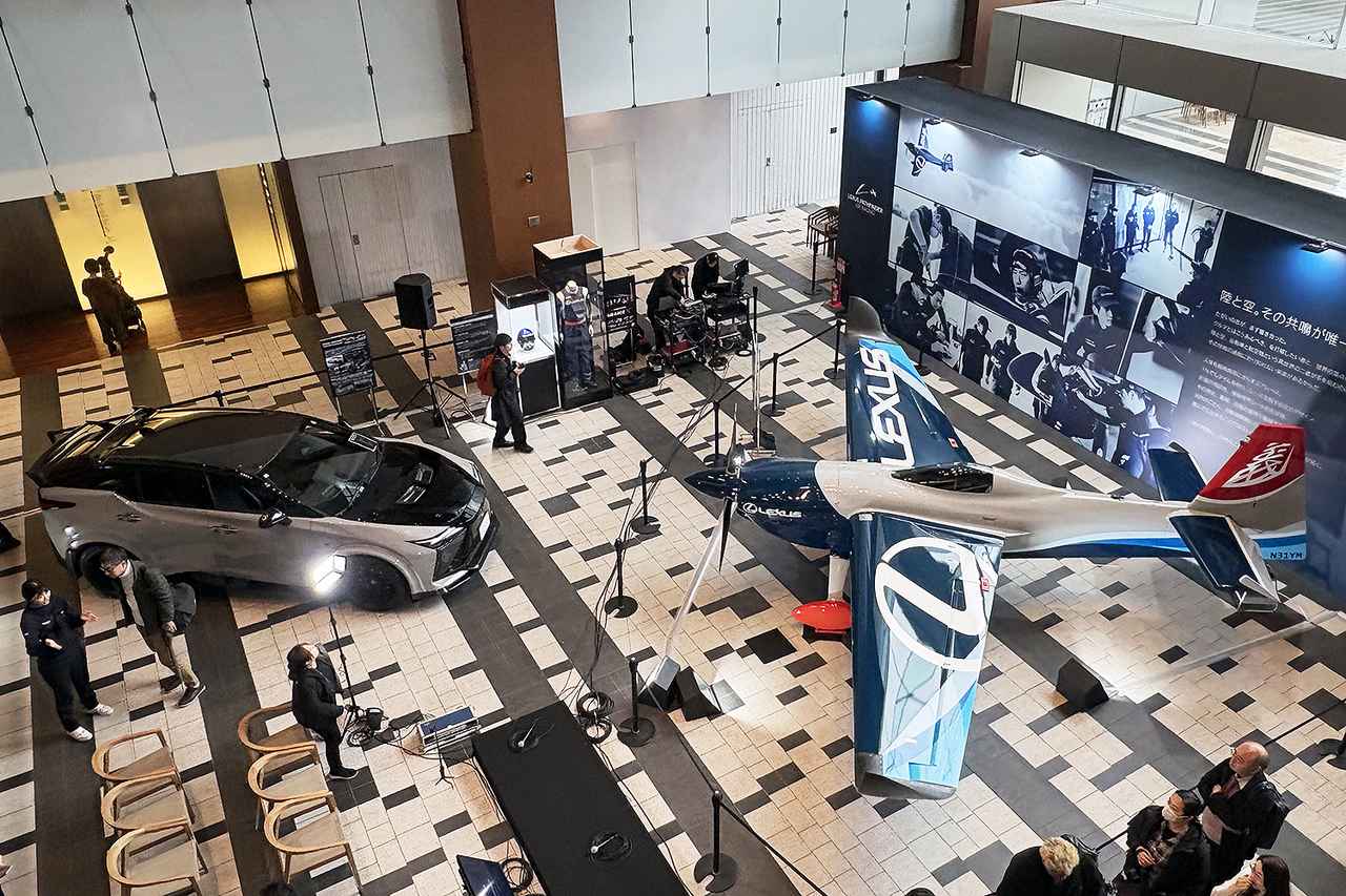 画像: 東京ミッドタウンのイベントスペースに展示された、レクサス RZ600e Fスポーツ パフォーマンスと、ジブコ エッジ 540 V3。