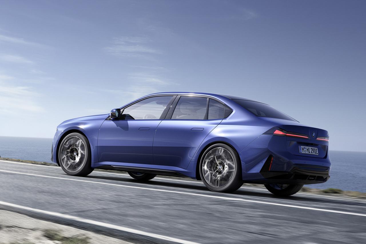 画像: 前後で異なるモーターを備え、BMW特有のドライビングプレジャーを実現。「従来の電動モビリティの枠を超える可能性を示すモデル」と謳われる。