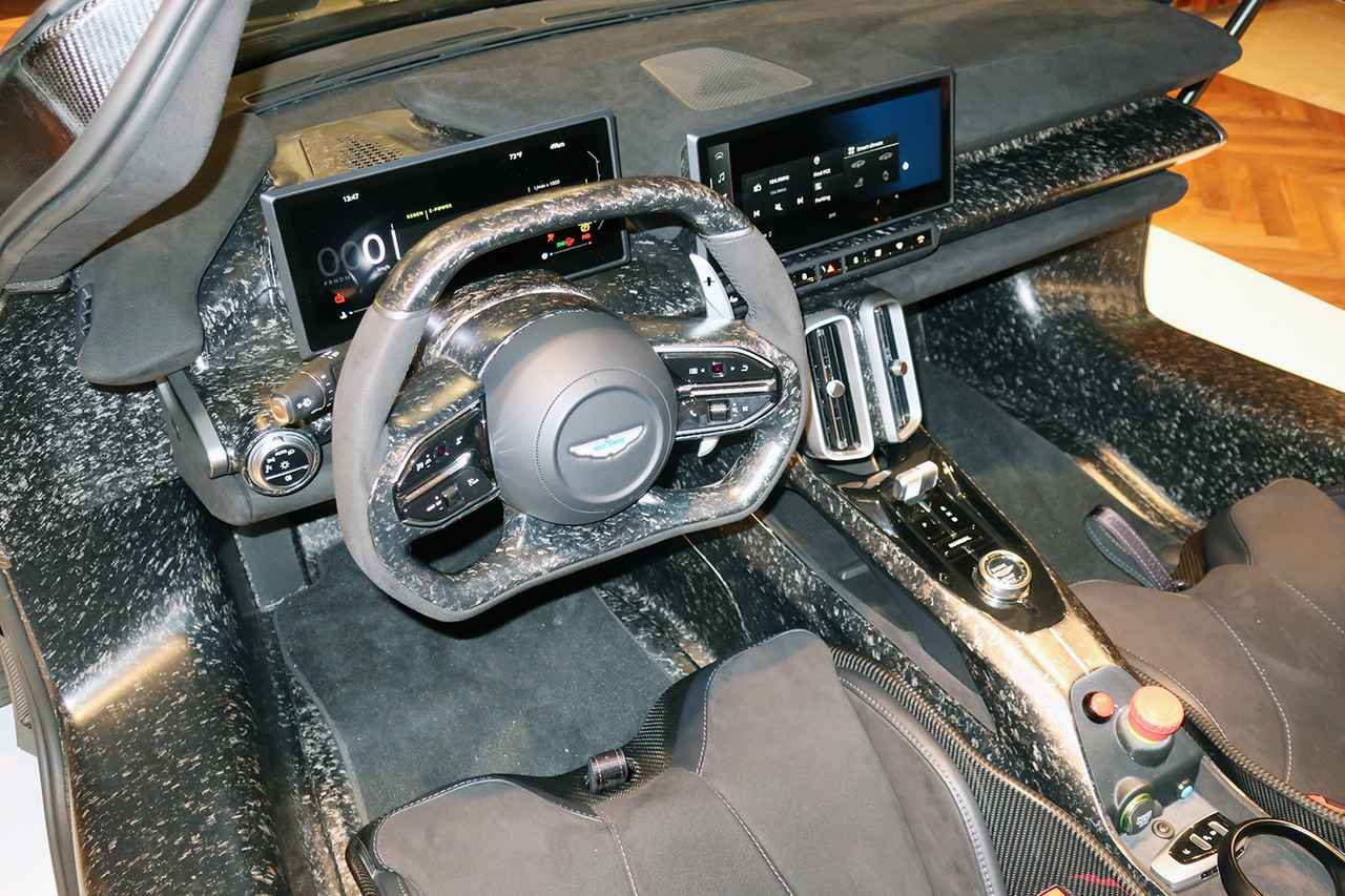 画像: インテリアにはリサイクル鍛造カーボンファイバーを多用。インパネ中央のタッチパネルで、さまざまな機能を操作できる。