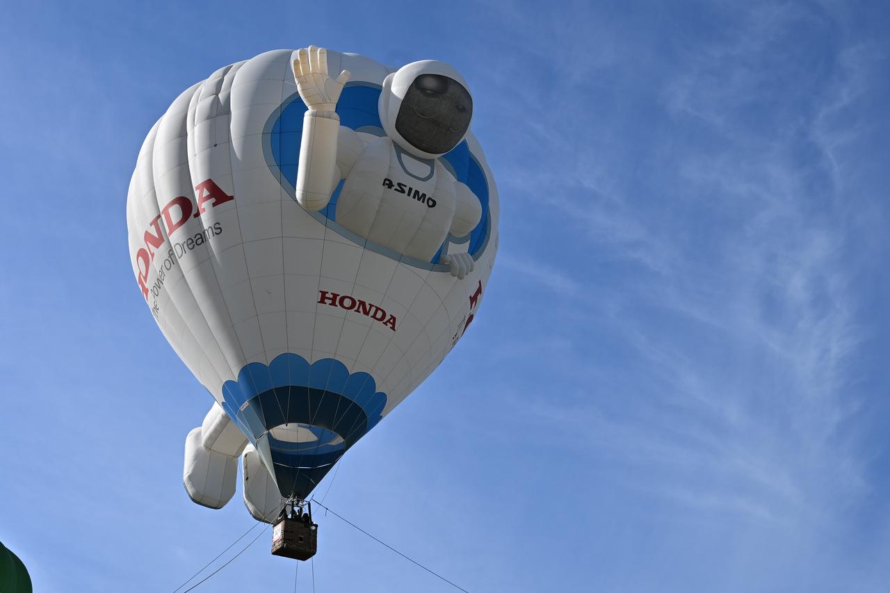 画像: 佐賀インターナショナルバルーンフェスタで大人気だった、ホンダアシモ号。