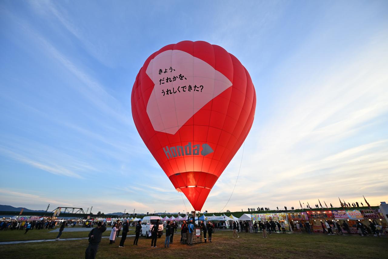 画像: こちらはホンダのオフィシャルバルーン。ホンダのコーポレートカラーの赤がとても映えていた。