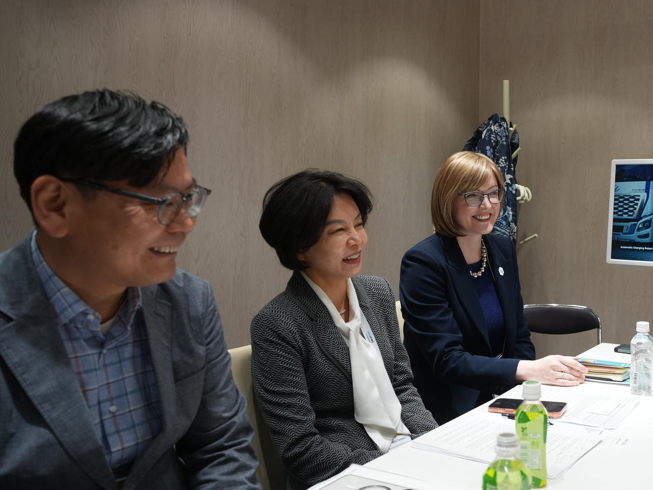画像: インタビューに対応してくれたのは、右からハイドロジェンカウンシルのIvana Jemelkova（イヴァナ・イェメルコヴァ）CEO、Hyundai Motor Group エネルギー＆水素事業本部　エネルギー＆水素コミュニケーションMI室 Ina Lee（イ・インア）常務、そしてHyundai Motor Group Hydrogen and Fuel Cell Development Center 水素燃料電池開発センターSeo Ho Cho（チェ・ソホ）常務である。