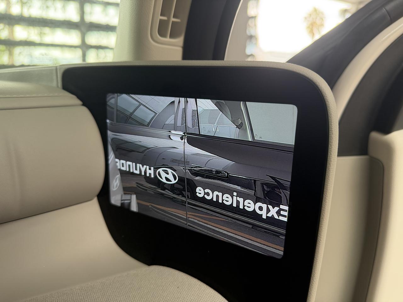 画像: ラウンジ＋（プラス）に標準層にされるデジタルサイドミラー。外が暗くなっても明るく映し出されるのはいいが、慣れるまで少し時間がかかりそうだ。