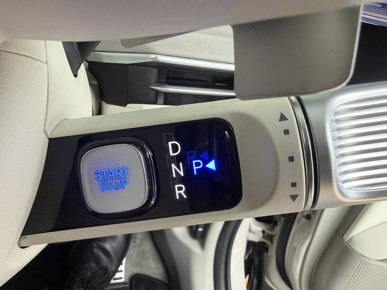 画像: スタートストップスイッチはシフトセレクターレバーに配置、初めてだと少しわかりにくい場所だ。