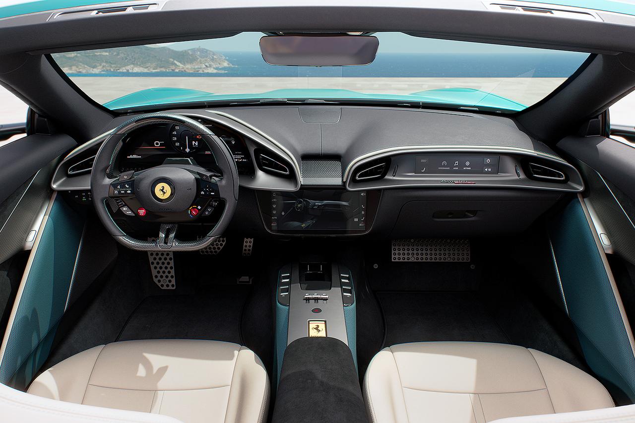 画像: クーペ同様、デュアルコクピットのインテリアには、3つのディスプレイが配されている。