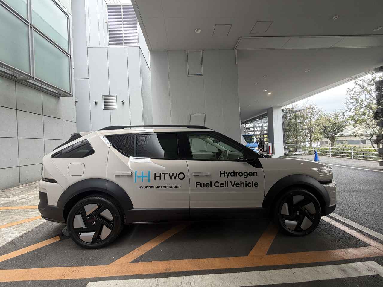 画像: HTWOとはヒョンデの水素事業ブランドのこと。水素電気自動車の開発のほかにインフラの整備や水素充填ロボットの開発なども手かげている。