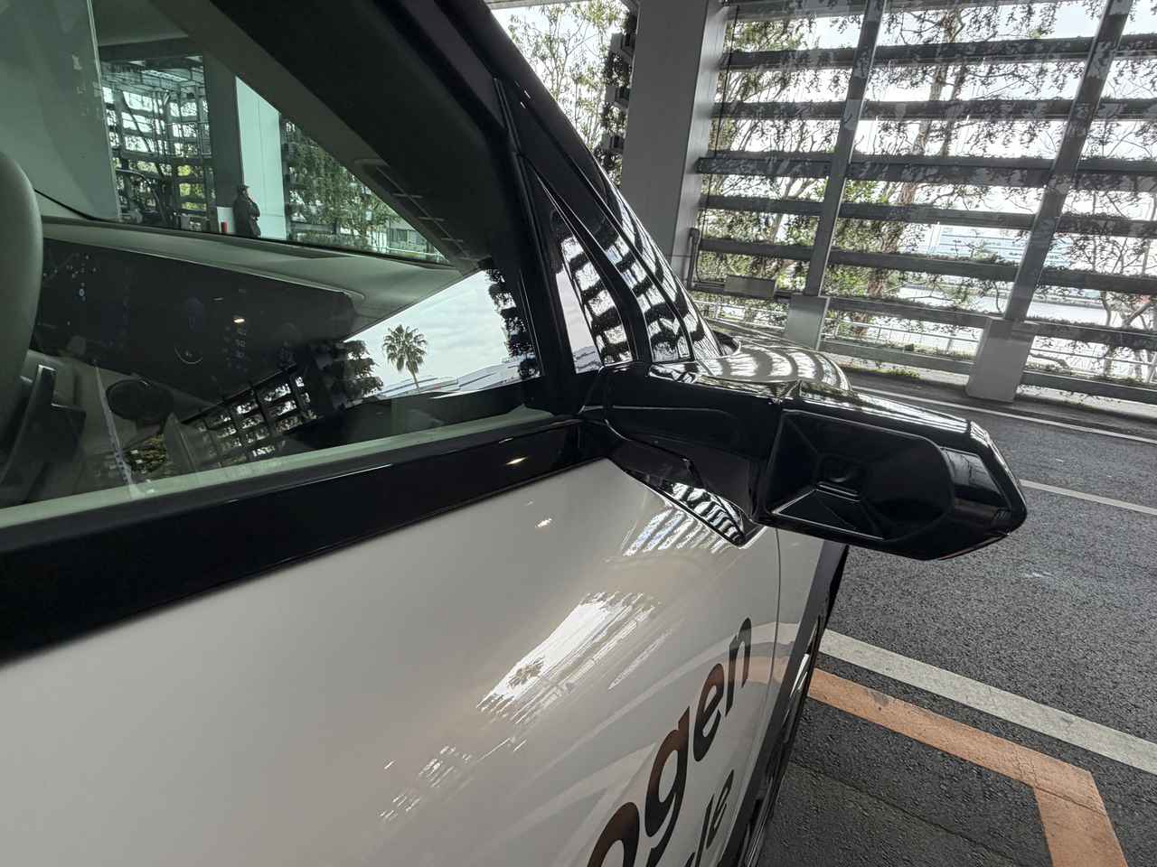 画像: デッジタルサイドミラー用のアウターミラー。コンパクトで美しいスタイルに貢献している。