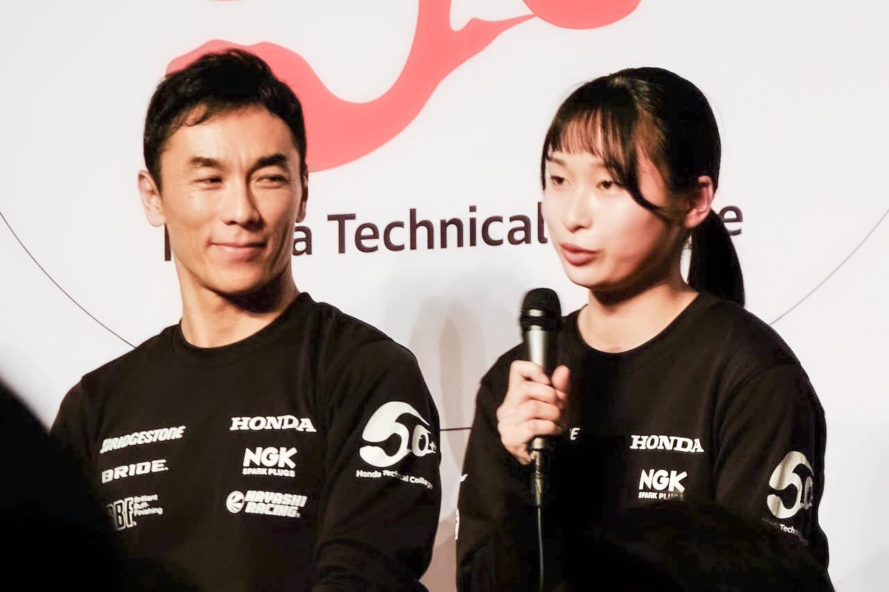 画像: 佐藤選手がにこやかに見つめるのは、ホンダ学園のプロジェクトリーダー飯塚さん。モンテカルロ！佐藤琢磨さんと！！というダブルの驚きにもめげず、一生に一度の機会に挑戦し、やり遂げた。