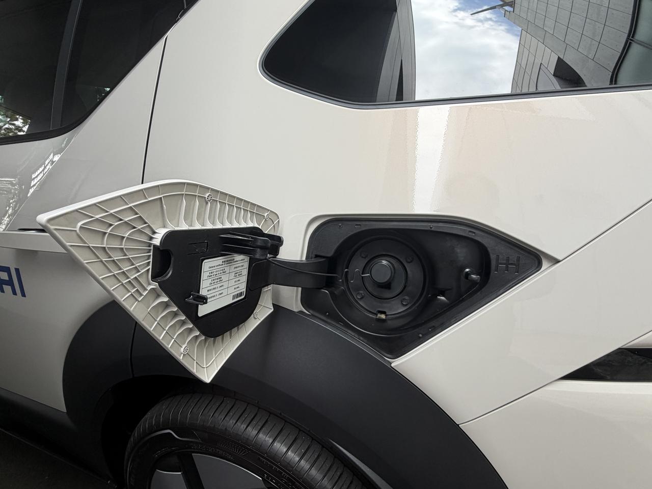 画像: 水素の充填口はボディ左後方に配置される。